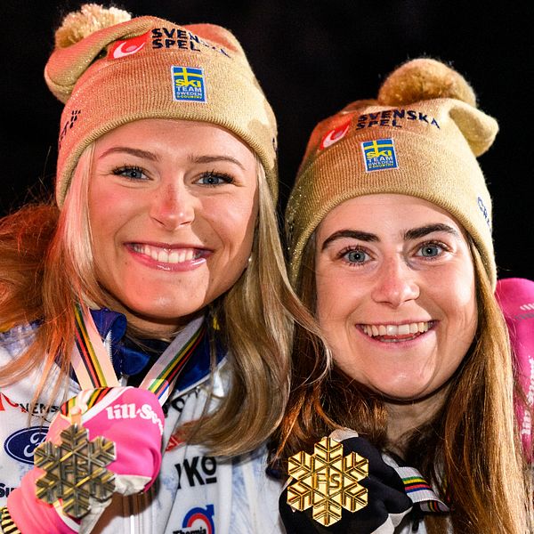 Ebba Andersson och Frida Karlsson fick ta emot sina VM-medaljer