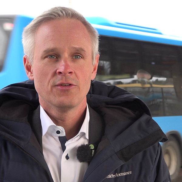 Fredrik Hansson (C) kommunalråd i Kungsbacka står framför en buss på resecentrum.