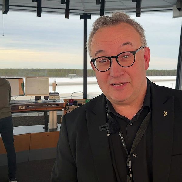 Flygplatschef Robert Lindberg i flygtornet på Skellefteå Airport