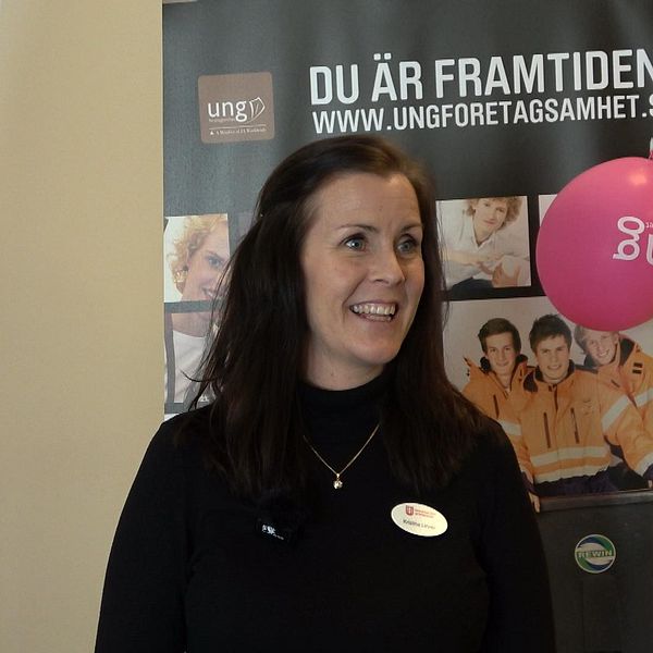 Kristina Linner, gymnasielärare på Härjedalens gymnasium i Sveg står framför planschen med Ung Företagsamhet och berättar för SVT om hur gymnasiet arbetar med att lära eleverna i Härjedalen om hur man driver företag.