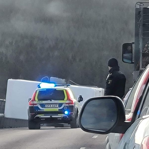 En släpvagn välte på Vallsundsbron under torsdagen när det rådde starka vindar på platsen.