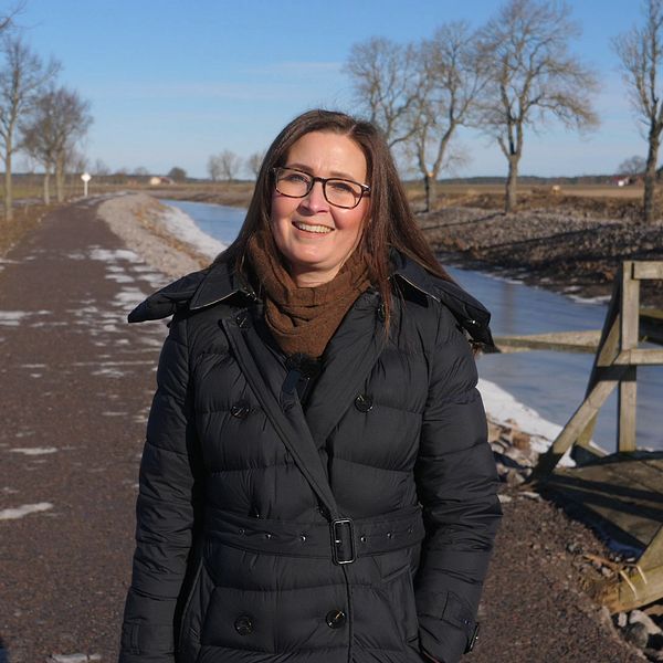 Linn Brandström framför en lätt isbeklädd Göta kanal med lågt vattenstånd