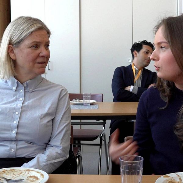Magdalena Andersson, partiledare för Socialdemokraterna sitter och äter lunch och pratar med gymnasieeleven Anna Texmo.
