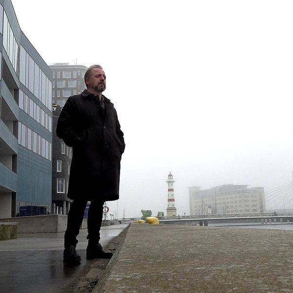 Idrottsforskaren Johan Norberg står utomhus under en molnig dag.