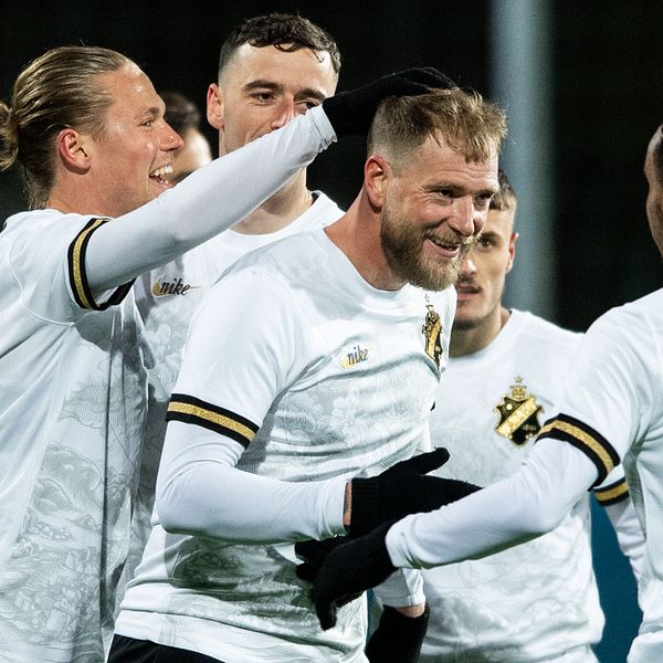 John Guidetti firar sitt 3–0-mål tillsammans med övriga AIK-spelare.