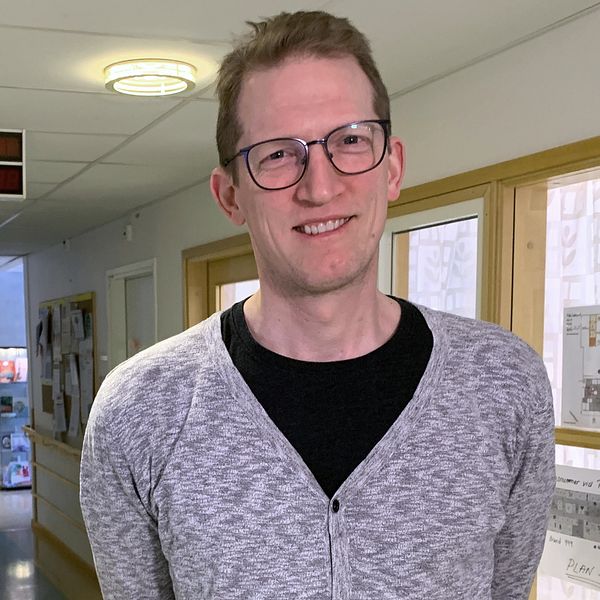 Neuropsykologen Anders Åkerlund står i en korridor på Falu lasarett