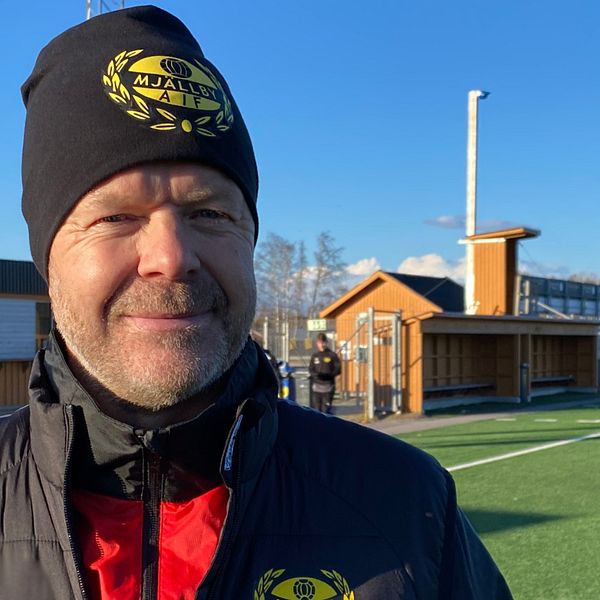 Anders Torstensson, huvudtränare i Mjällby AIF, står på hemmaarenan Strandvallen.