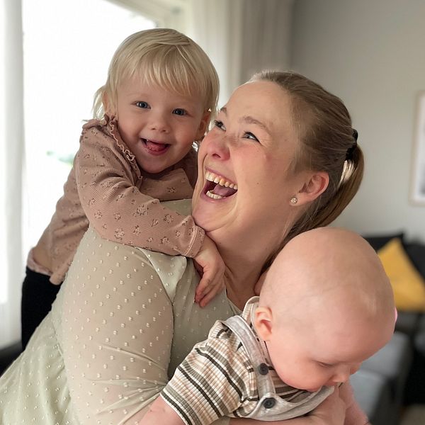 Jenny Larsson, som har diagnosen cerebral pares, leker med sina barn Astrid och Gösta i sitt hem.