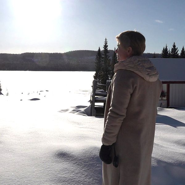 Lina Ärlebrant tittar ut över ett landskap av snö