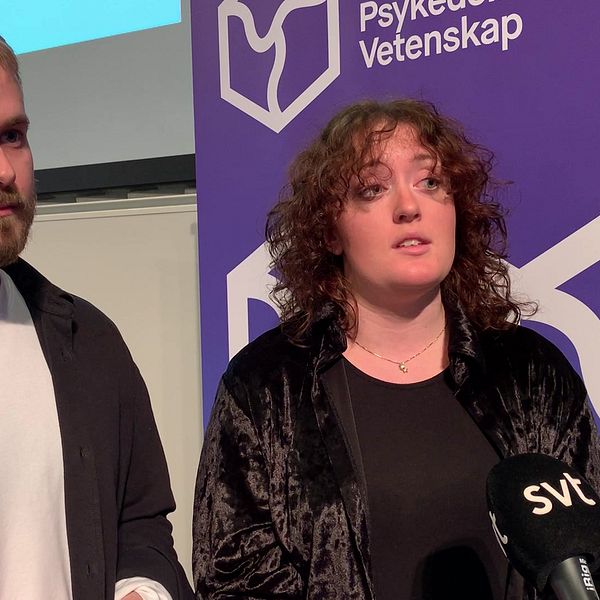 Till vänster står Rasmus Ejnebrand och till höger Ebba Hörberg. Båda är psykologstudenter på Mittuniversitetet i Östersund. De vill främja forskning om psykedeliska substanser mot depression.