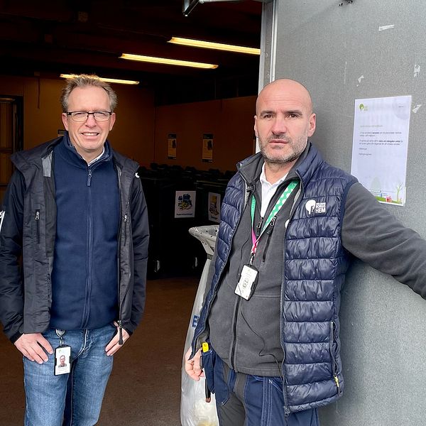 Inge Gustavsson, bostadschef på Helsingborgshem och kvartersansvarig Hasan Berisha står i dörröppningen in till ett soprum.