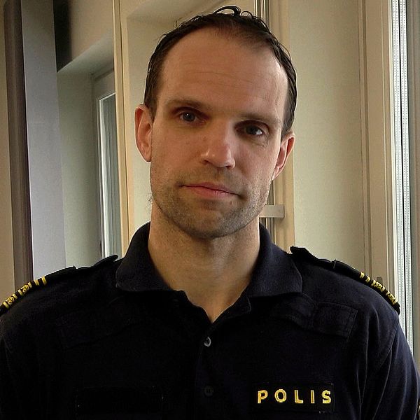 Polisen Rickard Eriksson berättar i videon om polisens utredningsarbete i sexualbrottsärenden. Han står framför ett fönster och har uniform på sig.
