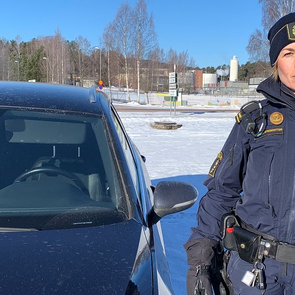 Trafikpolisen Jenny Stigsdotter står bredvid sin bil