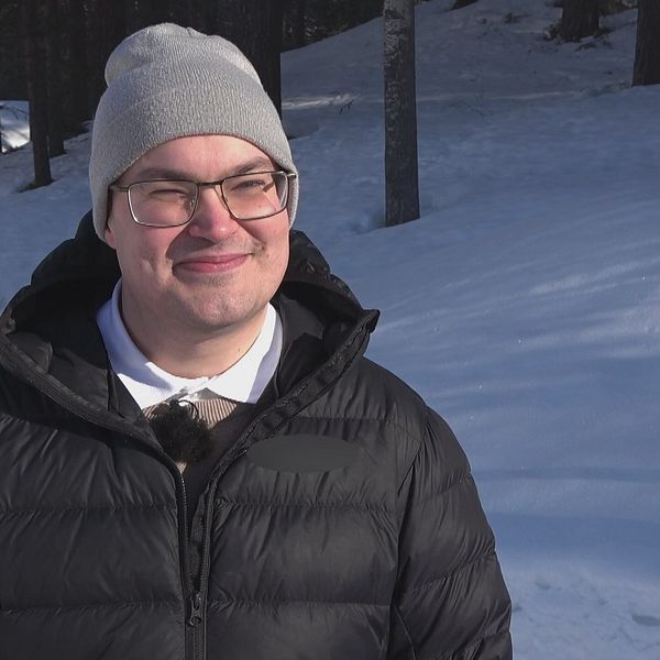 Daniel Burman, folkhälsosamordnare i Storuman och Malå, iklädd grå mössa och svart jacka. Han står utomhus, i bakgrunden är det snö