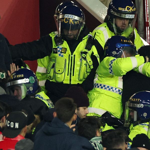 Det var stökigt på Betis-sektionen på Old Trafford.