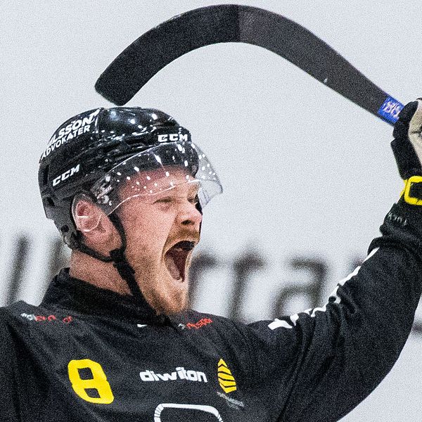 Gripen Trollhättans William Arvidsson jublar efter 1-0 under bandymatchen i Elitserien mellan Gripen Trollhättan och Västerås den 5 januari 2023 i Trollhättan.