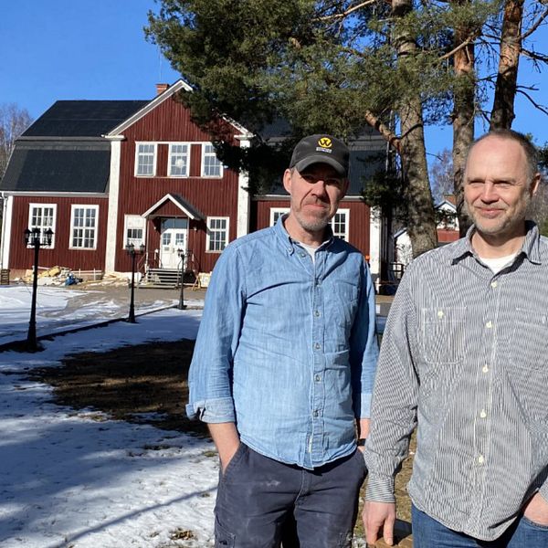 Entreprenörerna Anders Nilsson och Lars Evert Wikholm Säffle på bild utomhus utanför ett rött trähus.