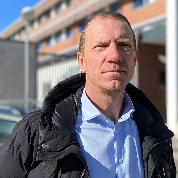 Porträttbild på polismannen Mikael Höglin utanför polishuset i Halmstad.