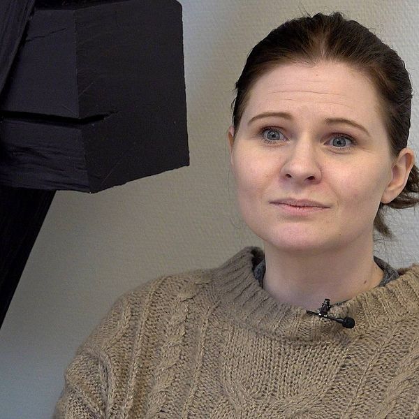 Ung kvinna tittar in i kameran. Hon heter Emelie, är 30 år gammal och bor i Jönköpings län. Hon berättar om sina erfaranheter av att vara familjehemsplacerad.