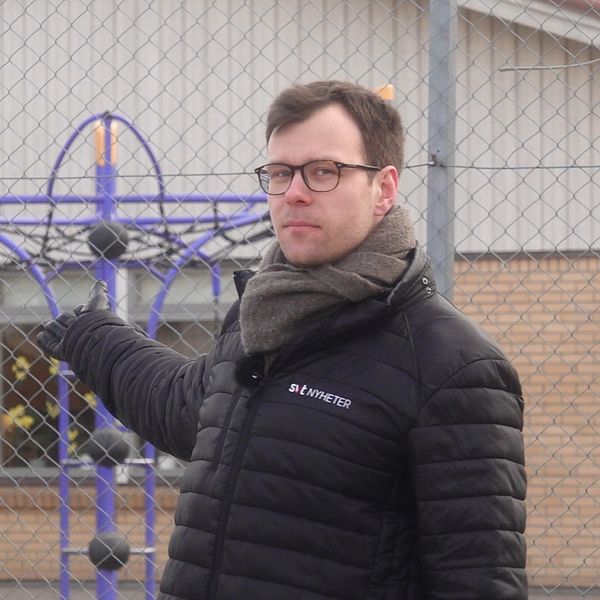 Reporter på skolgård, Martin Axelsson Därth. Han berättar i klippet om långa väntetider till BUP i Blekinge.