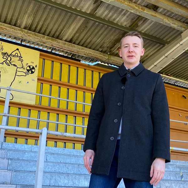 Patrik Thorell, ordförande i Sillastrybarna, står på läktaren på Strandvallen inför semifinalen i Svenska cupen där Mjällby AIF möter Hammarby.