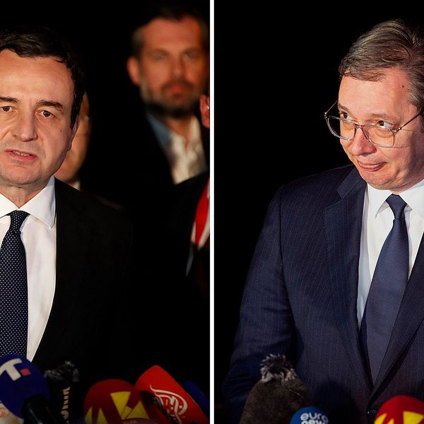 Kosovos premiärminister Albin Kurti, bredvid en bild på Serbiens president Aleksandar Vucic.