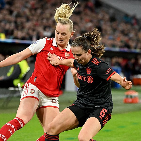 Stina Blackstenius i kamp med Bayern Münchens Tuva Hansen.