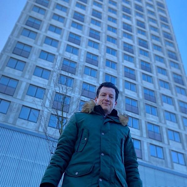 Akitektaktivisten Michael Diamant vid det höghus som ska vara Sveriges näst fulaste nybyggnad.