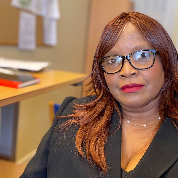 Gloria Macassa, professor i folkhälosvetenskap vid Högskolan i Gävle, i en stol på sitt arbetsrum.
