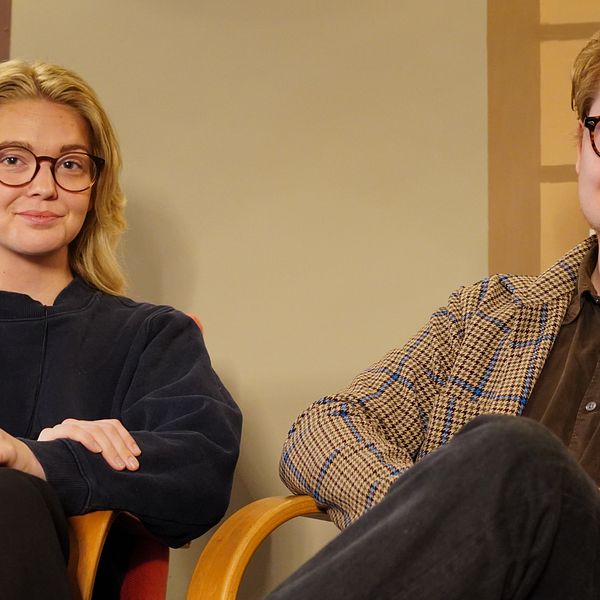 En man och en kvinna sitter i varsin fåtölj. De heter Hedda Gabrielsson Delin och Alfred Stannow Lind. Båda har glasögon.