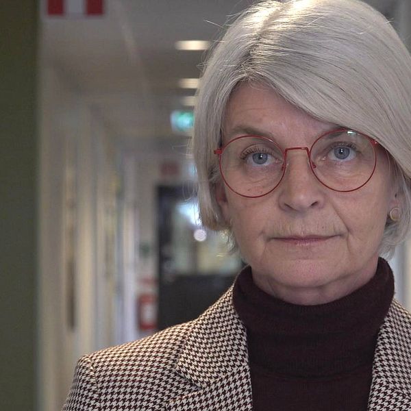 Gunilla Paulsson från Fastighetsmäklarinspektionen fotograferad inomhus i en kontorskorridor.