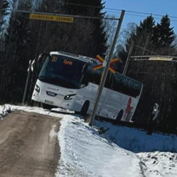 buss som står tvärs över järnväg