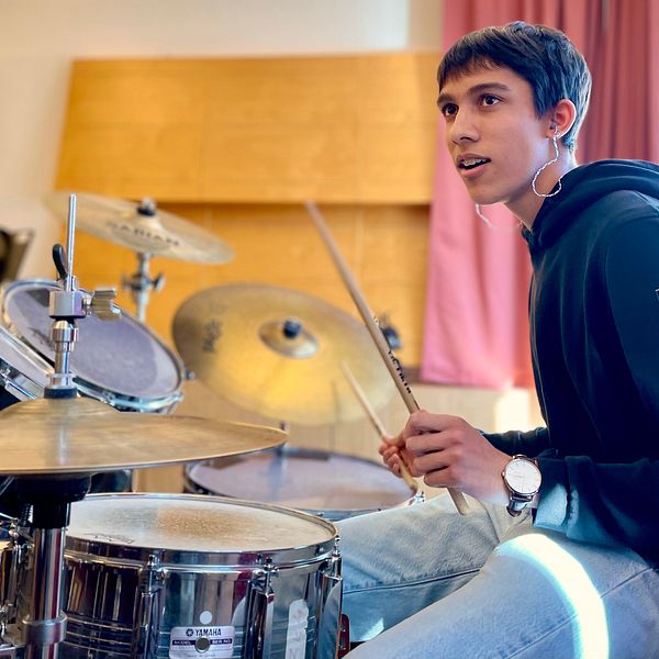Samuel Gustavsson är elev på kulturskolan i Helsingborg där han spelar trummor. I videon hör du han spela trumsolo och trumma till kända låtar.