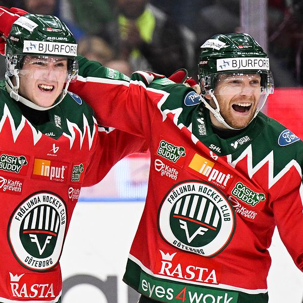 Filip Hasa och Ryan Lasch firar efter att Frölunda kvitterat till 1-1 i matchserien mot Växjö.