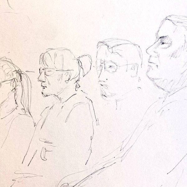 Teckning av Liselottes familj från rättssalen.