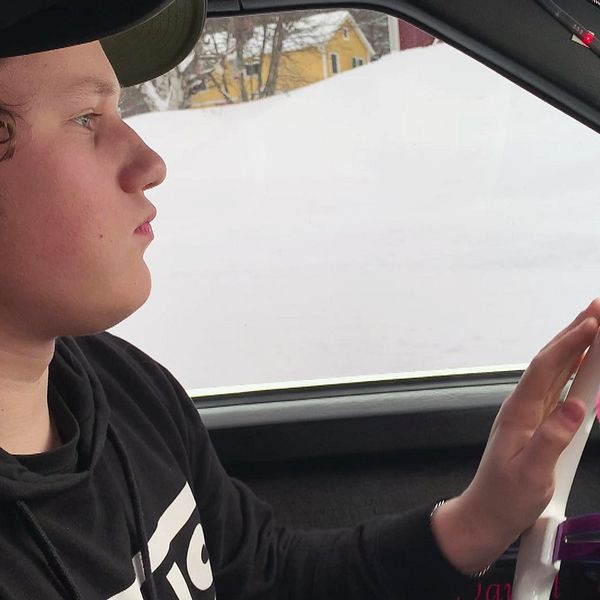 Albin Stormberg bakom ratten i sin epa.