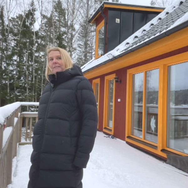 Maria Larsson, franchisetagare på Fastighetsbyrån Säffle står i en svart jacka på en balkong.
