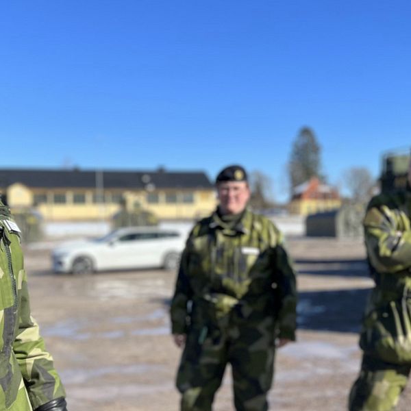 Till vänster och i fokus står regementschefen vid Ing 2 i Eksjö, Per Åkerblom. Bakom honom i ofokus står två militärer.