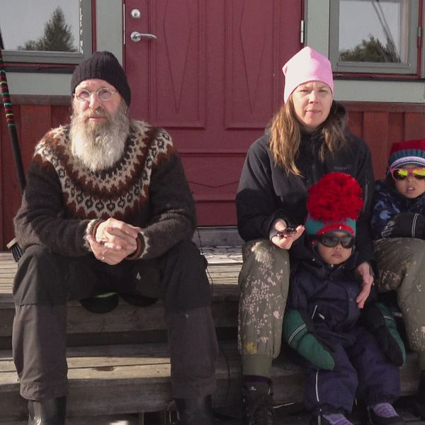 Vittangiborna Hanna Råman och Ulrik Lidström och två barn.