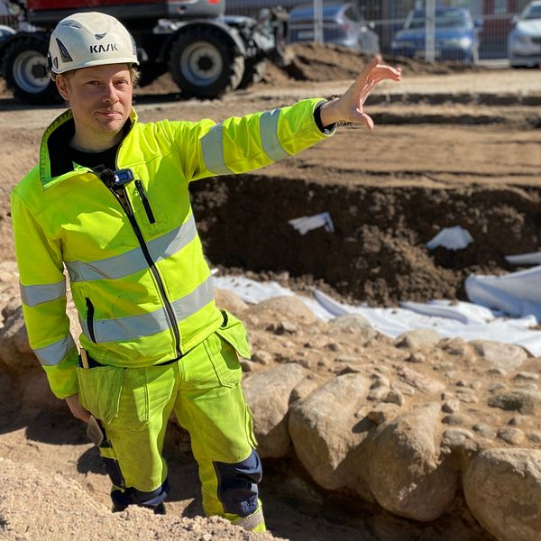 Johan Klange, arkeolog Kulturmiljö Halland pekar mot klostret