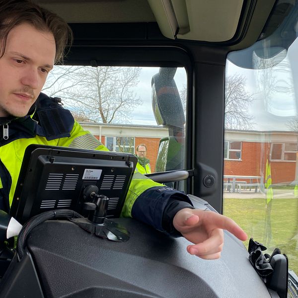 Vadym Bilotskyi sitter i en av NSR:s sopbilar och pekar på den nya AI-kameran som ska upptäcka bland annat hål i vägunderlaget.
