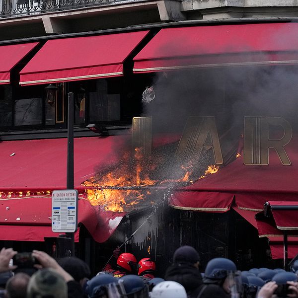 Markisen till restaurangen La Rotonde sattes i brand under torsdagens demonstration.