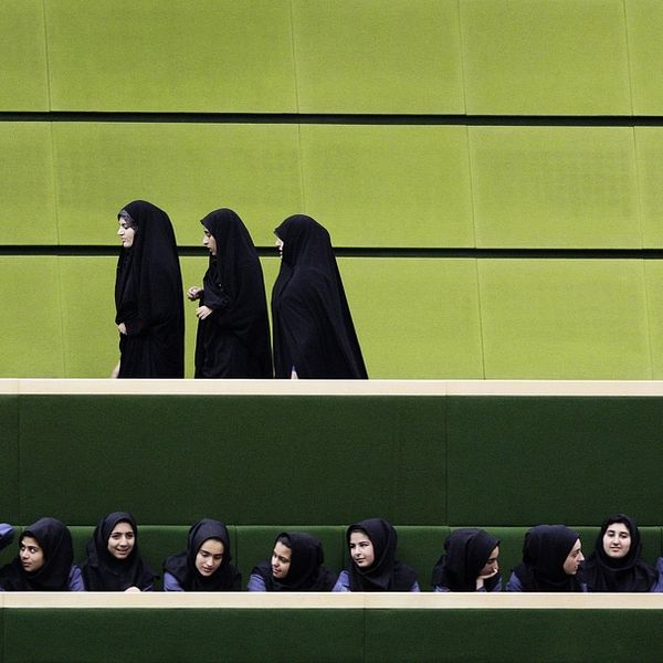 En grupp kvinnliga skolelever lyssnar på en debatt i det iranska parlamentet. Arkivbild.