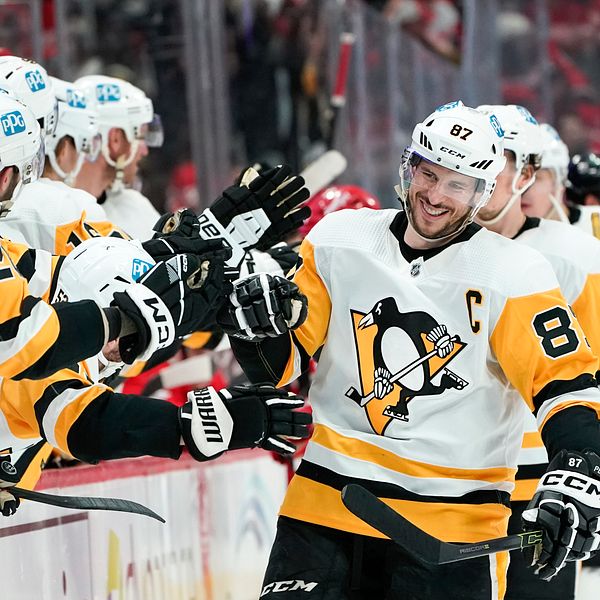 Sidney Crosby jublar efter att ha nått milstolpen 1500 poäng under sin NHL-karriär.