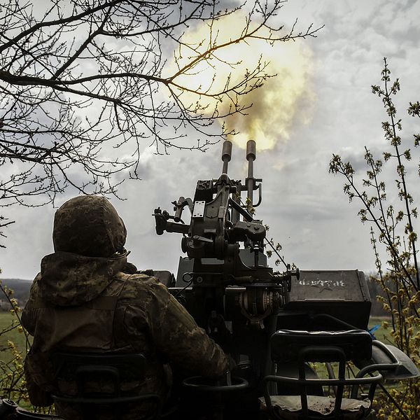 En ukrainsk soldat avfyrar ett vapen i närheten av Bakhmut i Donetskregionen.