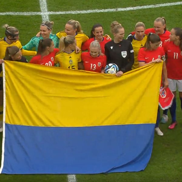 Spelarna i Sverige och Norge höll ukrainska flaggan upp och ner.