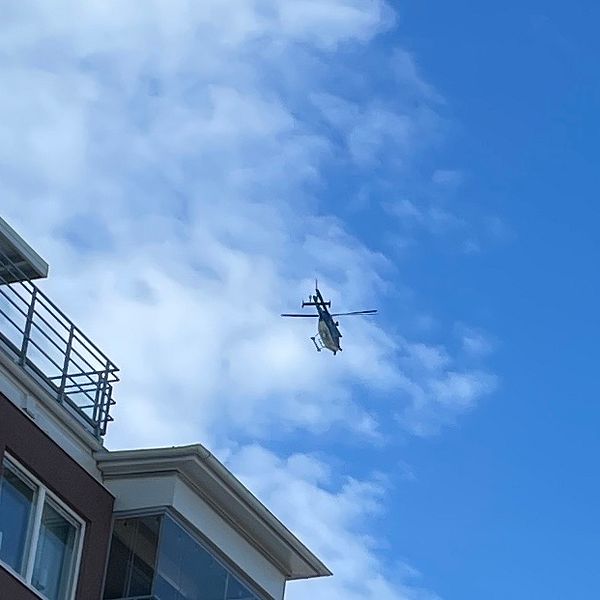 En helikopter hovrar över hustaken i Luleå centrum.