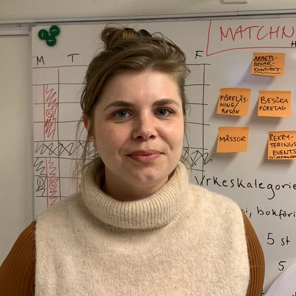 kvinna framför tavla med post-it-lappar som handlar om matchning, handledare, mässor, rekryteringsevent, öppet hus, besöka företag, arbetsgivarkontakt, föreläsning, besök