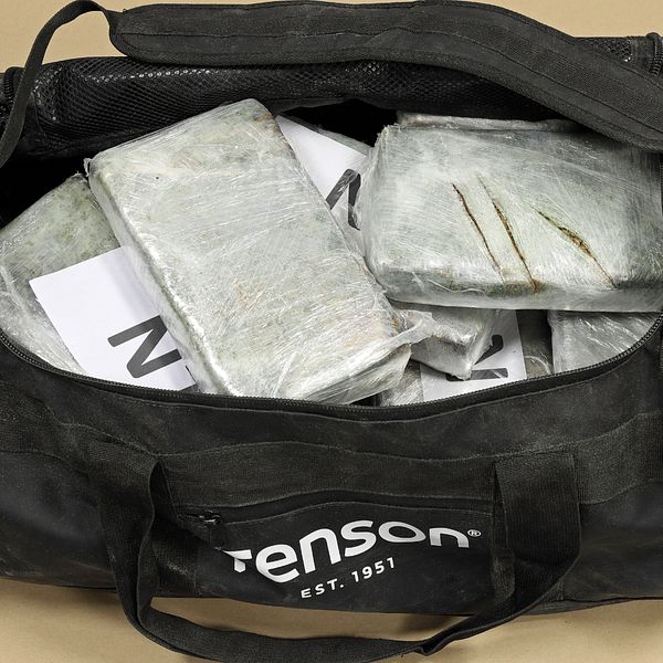 En öppen väska med flera portioner kokain.