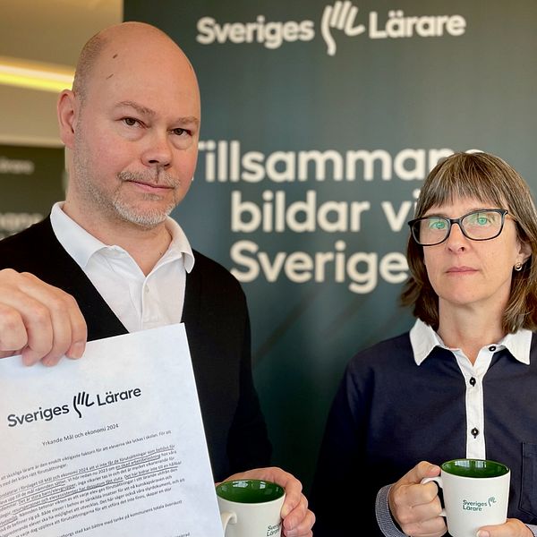 Petter Hedström och Helena Åhlin som båda är ordförande för Sveriges lärare i Helsingborg är visar upp ett yrkande där de argumenterar för att budgeten för skolan i Helsingborg är för stram.